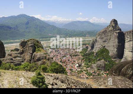 Les météores vue paysage près de la ville de Kalambaka, Grèce Banque D'Images