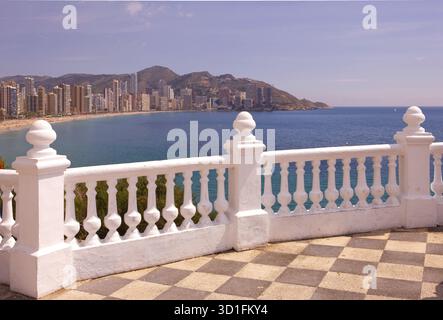 Vue depuis balcon del Mediterraneo, terrasse d'observation, Benidorm, Costa Blanca, Espagne Banque D'Images