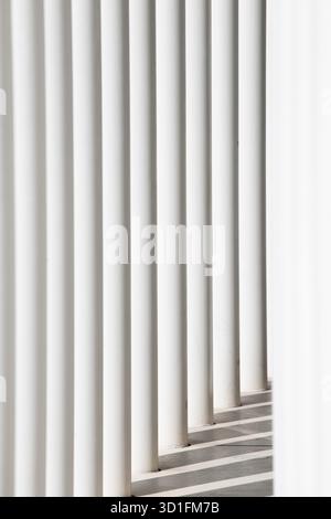 Piliers de Philharmonie Luxembourg, gros plan de l'entrée. Architecture moderne au Kirchberg Luxembourg ville, salle du Théâtre Philharmonique Banque D'Images
