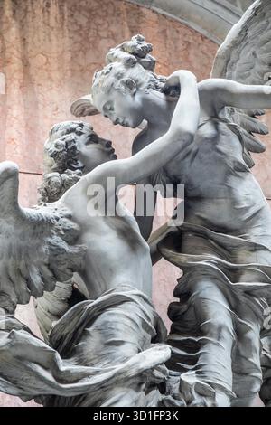Gênes, Italie - 17 août 2024 : cimetière de Staglieno. Détail de la tombe de Bertollo, 1915. Couple d'anges, symbole de l'amour éthernel. Banque D'Images