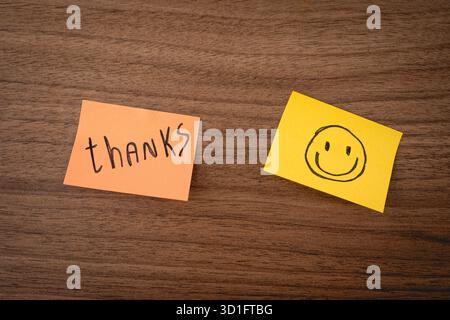 Notes de remerciement sur un fond en bois. Joyeux jour de Thanksgiving. Banque D'Images