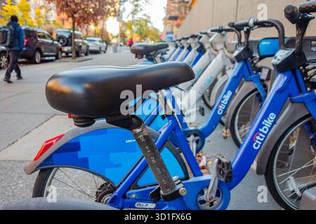 New York, NY, États-Unis-15 octobre 2025 : gros plan d'une rangée de vélos Itibikes bleu vif à l'emplacement de stationnement le long de la rue de la ville. Mise au point sélective et backgrou flou Banque D'Images