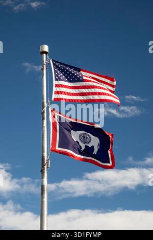 Alcova, Wyoming - les drapeaux des États-Unis et de l'État du Wyoming flottent sur le site historique d'Independence Rock. Banque D'Images