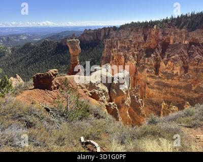 Hauts piliers de pierre et roches rouges dans un paysage de canyon spectaculaire sous un soleil éclatant, le parc national de Bryce Canyon est situé dans le sud-ouest de l'Utah en t Banque D'Images
