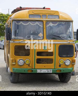 Un vieux bus orange au design rétro garé dans une rue, PAZ-672, minibus du fabricant soviétique Pavlovsky, moteur à gaz, Khor Virap, province d'Ararat, A Banque D'Images