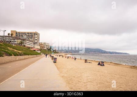 Los Ángeles, CA États-Unis - 7 juin 2019 : le sentier de randonnée en bord de mer s'arrête à Redondo Beach Pier. Banque D'Images