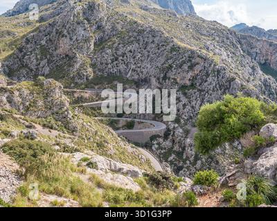 Route serpentine à sa Calobra, Majorque, route sinueuse serpents à travers des montagnes escarpées, entouré d'une végétation verdoyante, Majorque Banque D'Images