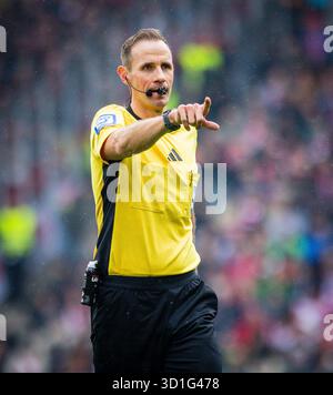 Mönchengladbach, Allemagne. 25 octobre 2025. Schiedsrichter Sascha Stegemann Borussia Moenchengladbach - FC Bayern München 25.10.2025 Copyright (nur f Banque D'Images