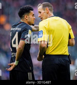 Mönchengladbach, Allemagne. 25 octobre 2025. Luis Diaz (FCB) Schiedsrichter Sascha Stegemann Borussia Moenchengladbach - FC Bayern München 25.10.2025 Banque D'Images