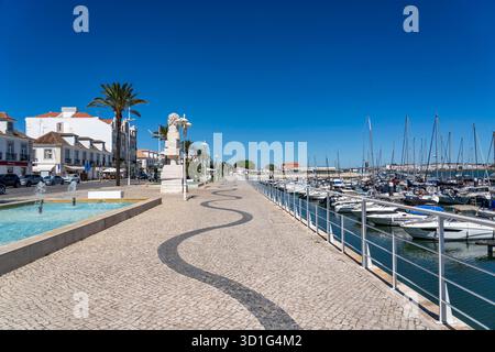 Promenade au bord de l'eau à la marina de Vila Real de Santo António, une ville à la frontière avec l'Espagne, Vila Real de Santo António, Algarve, Portugal Banque D'Images