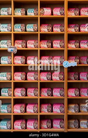 Sardines Comur et autres produits de poisson en conserve, souvenirs populaires du Portugal, magasin phare, à la ferme, Algarve, Portugal Banque D'Images
