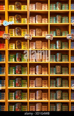 Sardines Comur et autres produits de poisson en conserve, souvenirs populaires du Portugal, magasin phare, à la ferme, Algarve, Portugal Banque D'Images