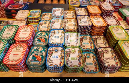 Sardines Comur et autres produits de poisson en conserve, souvenirs populaires du Portugal, magasin phare, à la ferme, Algarve, Portugal Banque D'Images