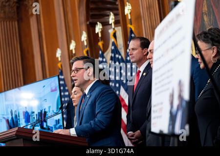 Washington, États-Unis. 28 octobre 2025. Le Président de la Chambre Mike Johnson, R-LA, prend la parole lors d'une conférence de presse le 28e jour de la fermeture du gouvernement au Capitole des États-Unis à Washington, DC, le mardi 28 octobre 2025. Photo de Bonnie Cash/UPI crédit : UPI/Alamy Live News Banque D'Images