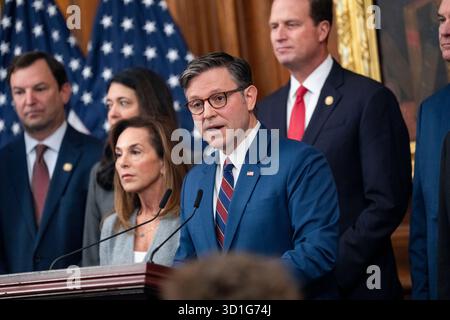 Washington, États-Unis. 28 octobre 2025. Le Président de la Chambre Mike Johnson, R-LA, prend la parole lors d'une conférence de presse le 28e jour de la fermeture du gouvernement au Capitole des États-Unis à Washington, DC, le mardi 28 octobre 2025. Photo de Bonnie Cash/UPI crédit : UPI/Alamy Live News Banque D'Images