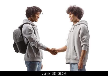 Étudiant afro-américain serrant la main avec un type caucasien isolé sur fond blanc Banque D'Images