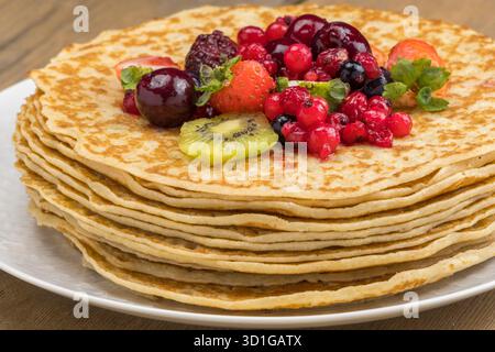 Crêpes au kiwi, fraises et baies Banque D'Images