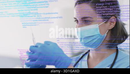 Infirmière aspirant le liquide dans la seringue en clinique, avec stéthoscope, flacon, superposition de code, espace de copie Banque D'Images