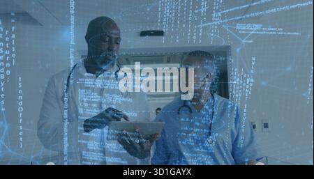 Deux professionnels de la santé en manteau blanc et gommage examinant comprimé dans le couloir, avec superposition de code Banque D'Images