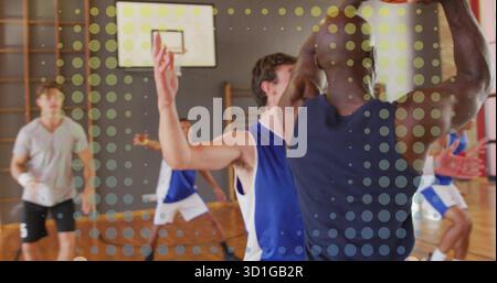 Joueur dans la marine sans manches haut tir saut dans le terrain de gymnase, avec basket-ball, cerceau et filet Banque D'Images