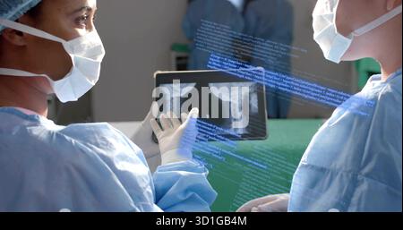 Examen de deux chirurgiens en blouse chirurgicale examinant le film radiographique du rachis en salle d'opération avec superposition Banque D'Images