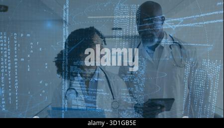 Examen de la superposition de code, deux médecins portant des blouses de laboratoire, stéthoscopes dans le couloir de l'hôpital avec tablette Banque D'Images