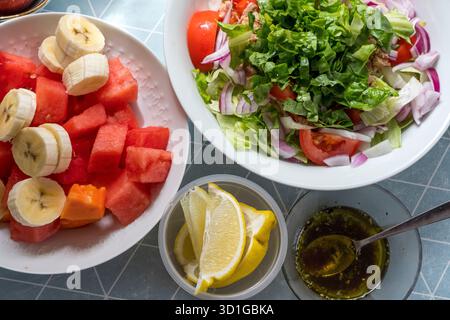 Bol avec salade de légumes et bol avec salade de fruits Banque D'Images