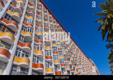 Gran Canaria, Espagne : 17 mars 2024 : bâtiment à Puerto de Mogan à Gran Canary, avec des bâtiments colorés et vibrants avec des balcons peints en Re Banque D'Images
