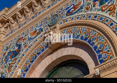 Madrid, Espagne : 21 décembre 2024 : vue détaillée de la façade du Palacio de Velazquez, avec des sculptures en pierre complexes et des carreaux de céramique colorés Banque D'Images
