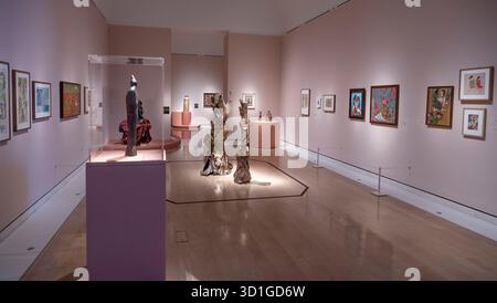 Le RA, Londres, Royaume-Uni. 28 octobre 2025. Un siècle d’exposition d’art moderne et contemporain en Asie du Sud : une histoire d’art sud-asiatique : Mrinalini Mukherjee et son cercle est une nouvelle exposition collective majeure qui racontera l’histoire de l’artiste indienne pionnière Mrinalini Mukherjee (1949-2015). L’exposition présente environ 100 œuvres qui retracent un siècle – dont plusieurs n’ont jamais été exposées en dehors de l’Inde auparavant – allant de sculptures tissées monumentales à des peintures complexes, des céramiques, des collages et des dessins. Image : vue générale de l'exposition. Crédit : Malcolm Park/Alamy Banque D'Images