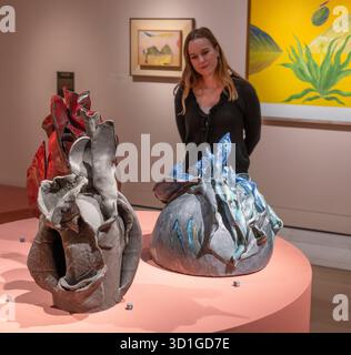 Le RA, Londres, Royaume-Uni. 28 octobre 2025. Un siècle d’exposition d’art moderne et contemporain en Asie du Sud : une histoire d’art sud-asiatique : Mrinalini Mukherjee et son cercle est une nouvelle exposition collective majeure qui racontera l’histoire de l’artiste indienne pionnière Mrinalini Mukherjee (1949-2015). L’exposition présente environ 100 œuvres qui retracent un siècle – dont plusieurs n’ont jamais été exposées en dehors de l’Inde auparavant – allant de sculptures tissées monumentales à des peintures complexes, des céramiques, des collages et des dessins. Image : vue générale de l'exposition. Crédit : Malcolm Park/Alamy Banque D'Images