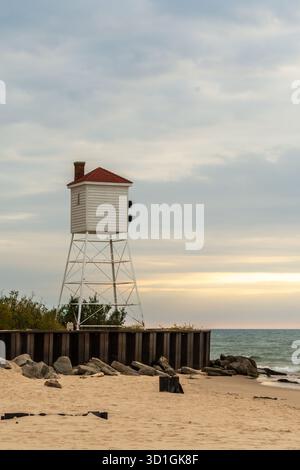 Lumière de l'après-midi sur la tour de corne de brouillard au phare de Big sable point. Le phare est situé sur la rive est du lac Michigan, près de Ludington, Banque D'Images