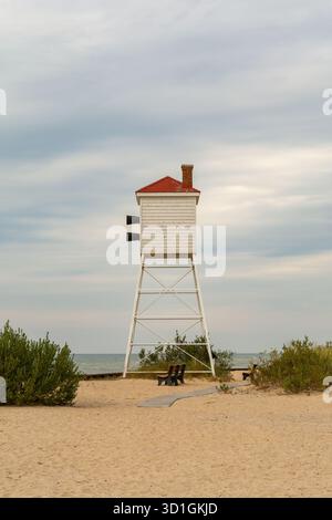 Lumière de l'après-midi sur la tour de corne de brouillard au phare de Big sable point. Le phare est situé sur la rive est du lac Michigan, près de Ludington, Banque D'Images