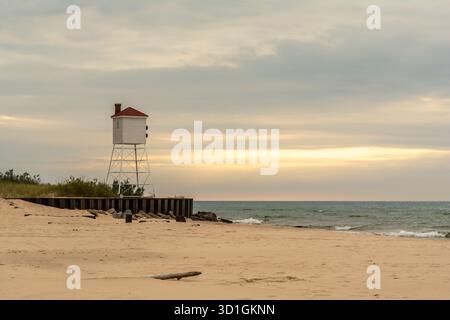 Lumière de l'après-midi sur la tour de corne de brouillard au phare de Big sable point. Le phare est situé sur la rive est du lac Michigan, près de Ludington, Banque D'Images