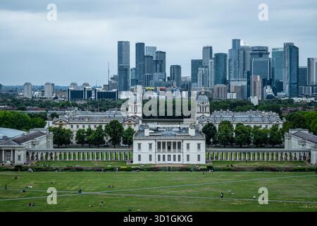 Greenwich View – Maison historique de la Reine et Old Royal Naval College avec Canary Wharf Skyline Banque D'Images
