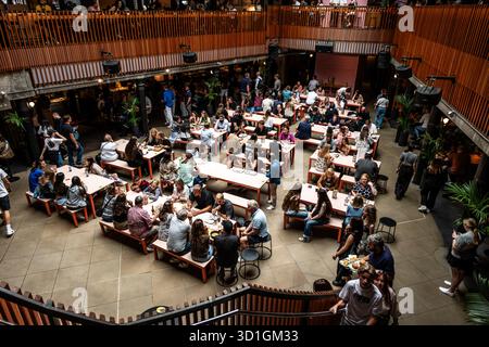 Salle de restauration intérieure animée avec salle à manger commune à Londres Banque D'Images