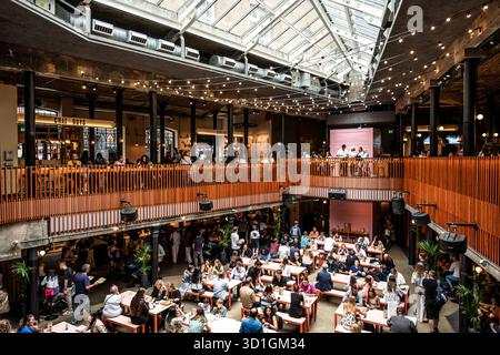 Salle de restauration intérieure animée avec salle à manger commune à Londres Banque D'Images