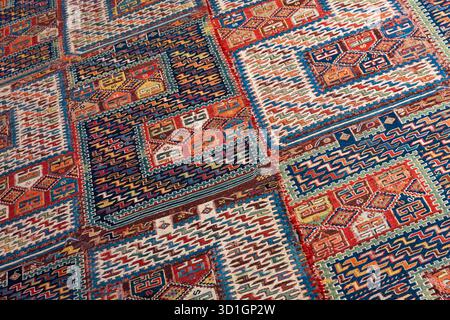 Tapis ancien tissé à la main richement orné de blocs de couleurs audacieux, de bordures en zigzag et de motifs géométriques complexes. Idéal pour ajouter de la chaleur, de la texture Banque D'Images
