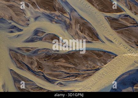 Vue aérienne abstraite des rivières émergeant des glaciers islandais. Mère nature a créé de superbes œuvres d'art en Islande. h Banque D'Images