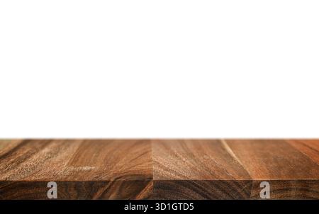 Plateau de table en bois vide isolé sur fond blanc. Surface en bois brun avec texture naturelle, parfaite pour la présentation du produit, maquette alimentaire. Banque D'Images