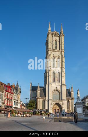 Place Saint-Bavo montrant la cathédrale de Bavo / Sint-Baafskathedraal et les cafés en trottoir dans la ville de Gand en été, Flandre orientale, Belgique Banque D'Images
