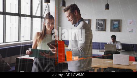 Deux collègues examinant le contenu numérique dans le salon de bureau, avec le dossier vert tablette smartphone Banque D'Images