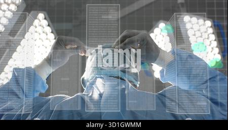 Chirurgien fixant la coiffe chirurgicale sous les lumières LED dans la salle d'opération, avec des superpositions de code binaire Banque D'Images