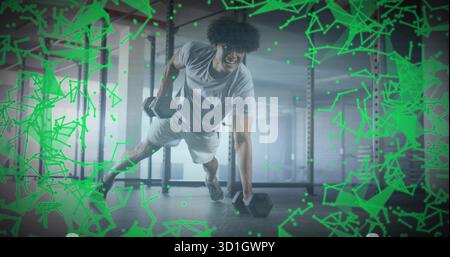 Ligne de renégats, homme tenant des haltères hexagonaux dans le gymnase, avec des plaques, des racks et une superposition de réseau Banque D'Images