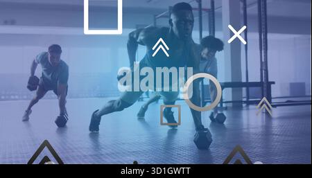 Rangées de planches trois passionnés de fitness tenant des haltères sur le sol de la salle de gym, avec de grandes fenêtres Banque D'Images