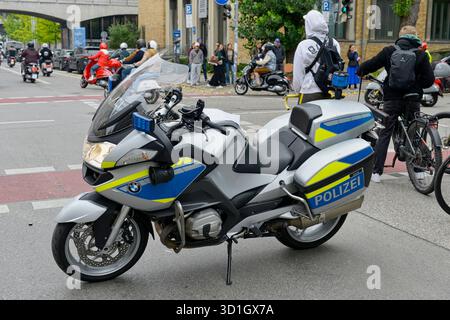 Police allemande BMW moto garée au coin de Theresienstasse et Arcisstrasse à Munich, Allemagne Banque D'Images