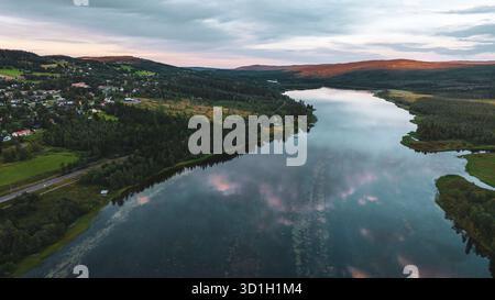 Vue aérienne de la rivière Innisjälven par drone près de Undersåker, Jämtland, Suède centrale Banque D'Images