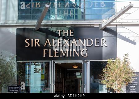 Le Sir Alexander Fleming, un pub JD Wetherspoon à Paddington, Londres, Angleterre, Royaume-Uni, nommé d'après le célèbre scientifique qui a découvert la pénicilline Banque D'Images