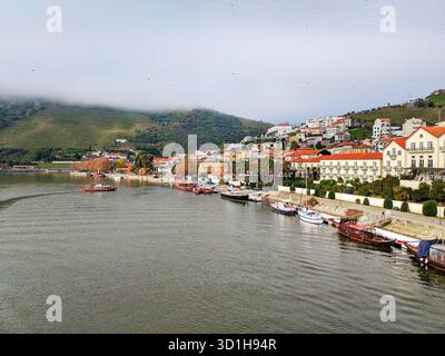 Vue sur Pinhao - ville au coeur de la région viticole de Porto au confluent des rivières Douro et Pinhao Banque D'Images