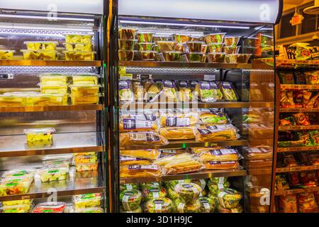 Vue rapprochée des sandwichs, salades et tasses de fruits exposés dans les étagères du réfrigérateur au supermarché CVS. Miami Beach. ÉTATS-UNIS. Banque D'Images